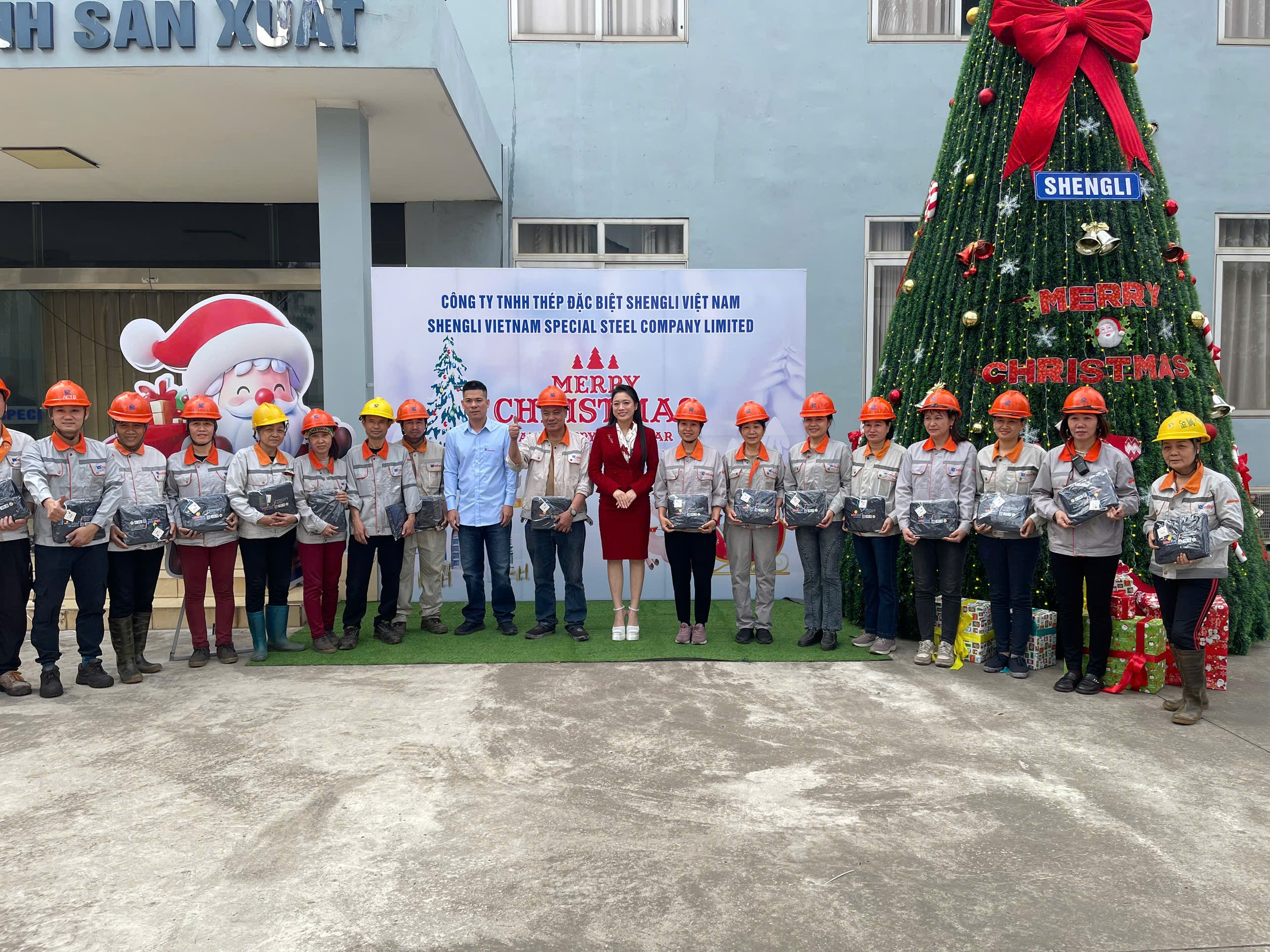 PHÁT QUÀ ÁO MƯA NHÂN DỊP TẾT DƯƠNG LỊCH –ĐỒNG HÀNH CÙNG NGƯỜI LAO ĐỘNG DÙ NẮNG HAY MƯA